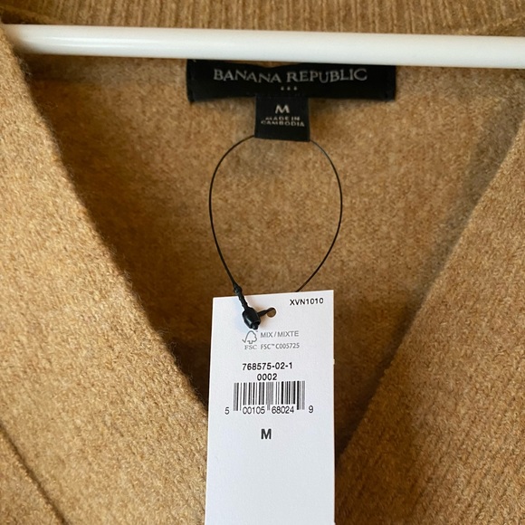 NWT Wide V Neck sweater from Banana Republic factory - Picture 3 of 7